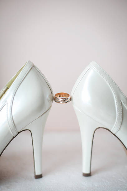 bridal casamento sandália sapatos, sapatos de mulheres luxo marca high heels bombas seda, sapatos de casamento festa formal, - couple gold pair vertical - fotografias e filmes do acervo