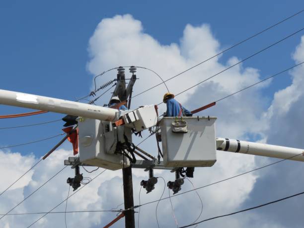 linemen in utilitarie che lavorano su apparecchiature elettriche - maintenance engineer fuel and power generation power line electricity foto e immagini stock