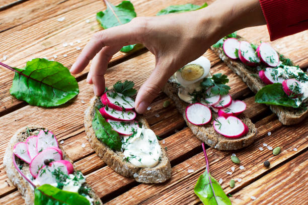 sandwich with radish and feta cheese - food styling imagens e fotografias de stock