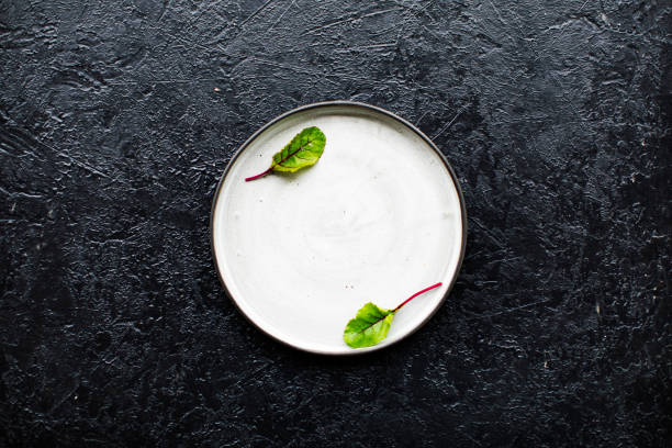 plato con hojas de la remolacha en la mesa - beet green fotografías e imágenes de stock