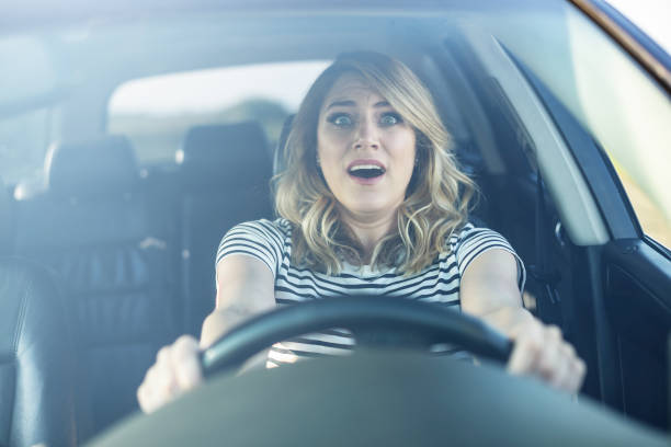 die frau, die das auto zu fahren, in panik - fear terrified shock humor stock-fotos und bilder