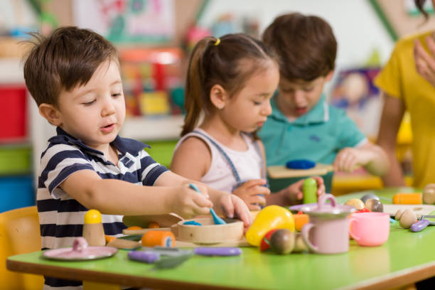 childs jouent avec de l’argile de jouer en salle de classe. - activité de loisirs photos et images de collection