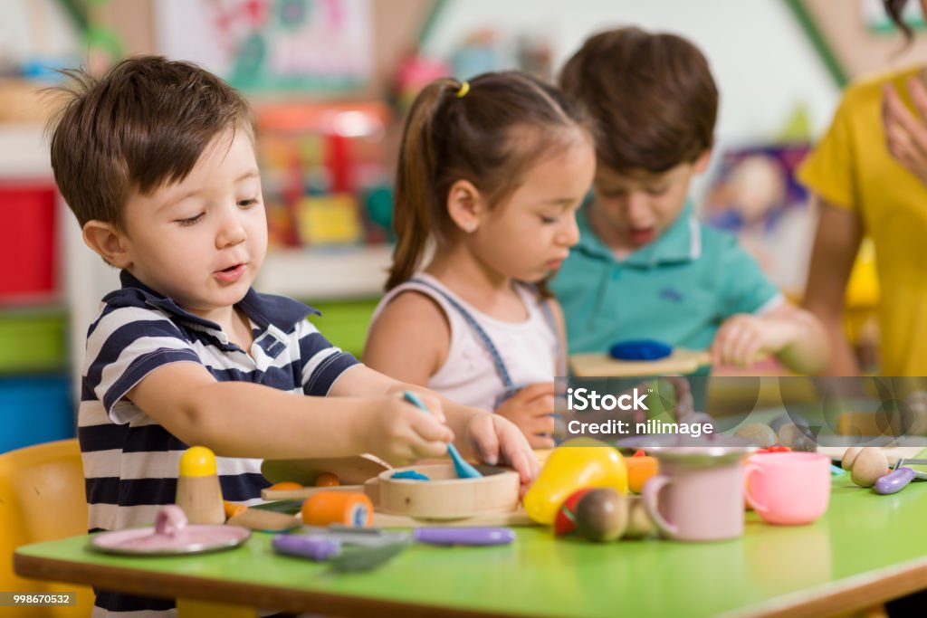 Childs estão brincando com argila do jogo em sala de aula. - Foto de stock de Criança royalty-free