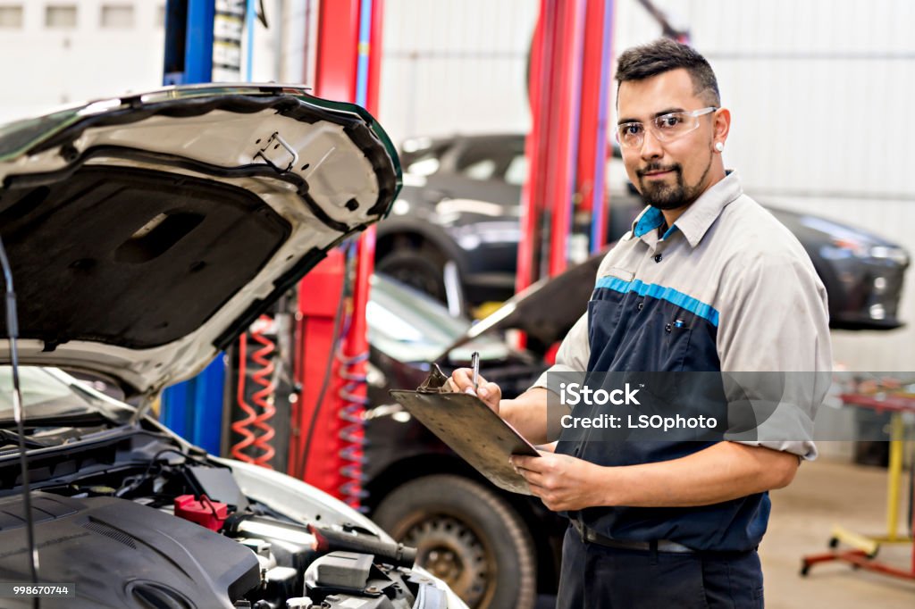 Schöne mechanische Arbeit in Uniform, die Arbeiten am Auto - Lizenzfrei Mechaniker Stock-Foto