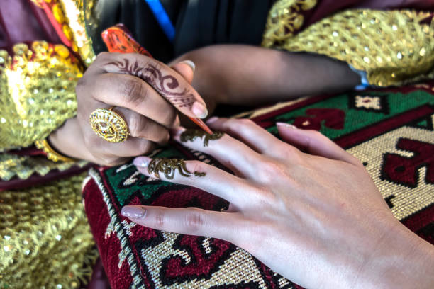 arte de tatuagem do henna mehdi design na mão - wedding indian culture pakistan henna tattoo - fotografias e filmes do acervo