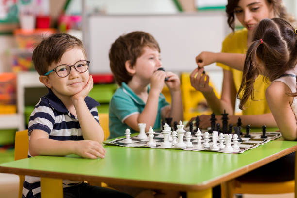 preescolar y el ajedrez - juego de ajedrez fotografías e imágenes de stock