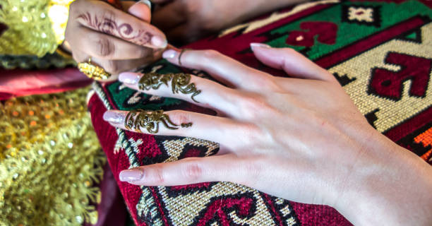 arte de tatuagem do henna mehdi design na mão - wedding indian culture pakistan henna tattoo - fotografias e filmes do acervo