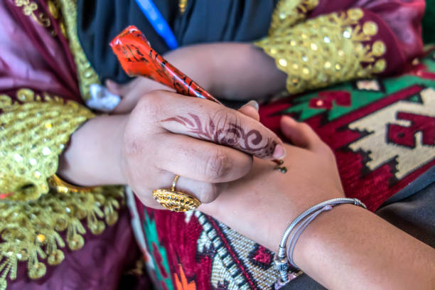 arte de tatuagem do henna mehdi design na mão - wedding indian culture pakistan henna tattoo - fotografias e filmes do acervo