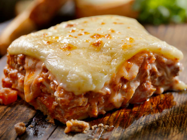 queso, carne de res y ternera lasaña - lasaña fotografías e imágenes de stock