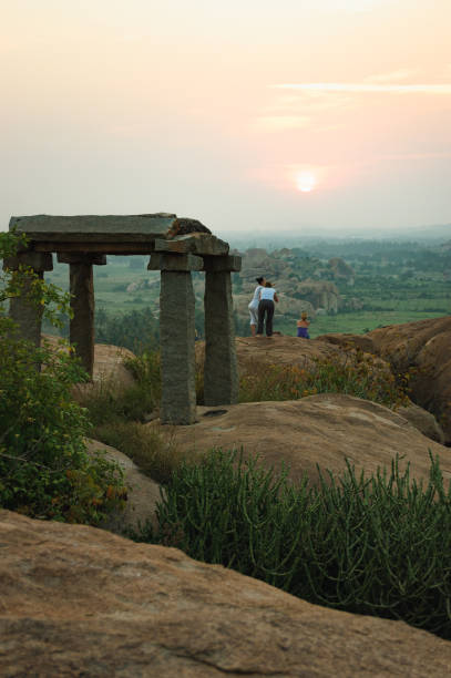 i turisti si divertono e fotografano il tramonto ad hampi - indian ethnicity traditional culture architecture karnataka foto e immagini stock