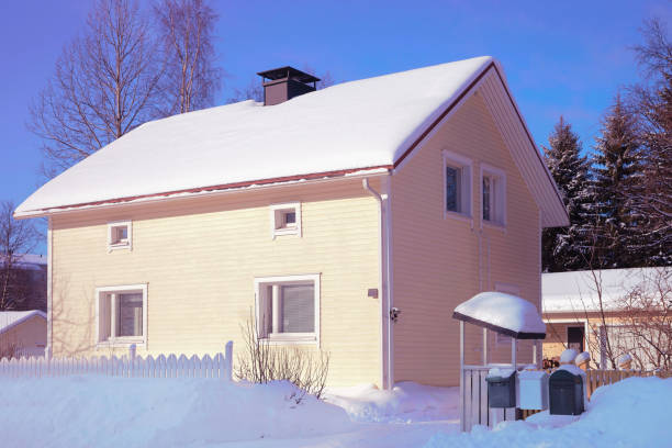 casa rural casa en invierno nieve en finlandia laponia navidad - cabin snow finland lapland fotografías e imágenes de stock