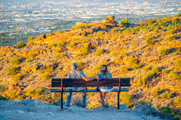 la giovane coppia guarda il tramonto - hiking sonoran desert arizona desert foto e immagini stock