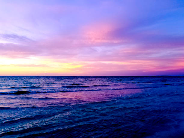 espectacular puesta de sol sobre el agua en la playa de cuba - sky landscape horizon over water sunlight fotografías e imágenes de stock