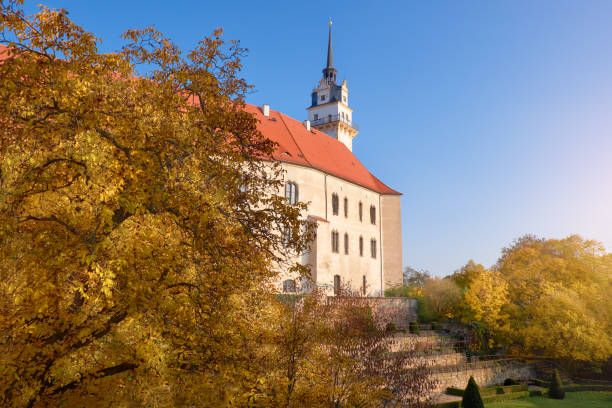 castelo hartenfels em torgau, uma cidade no noroeste da saxônia - landmarks roof staircase landscape - fotografias e filmes do acervo