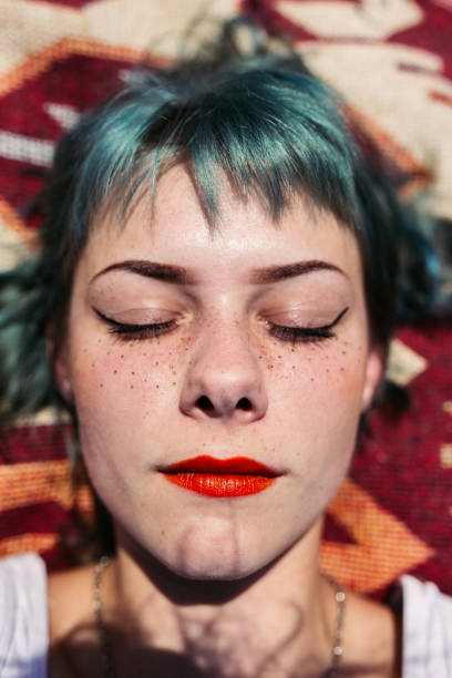 istock Girl with green hair 998787952