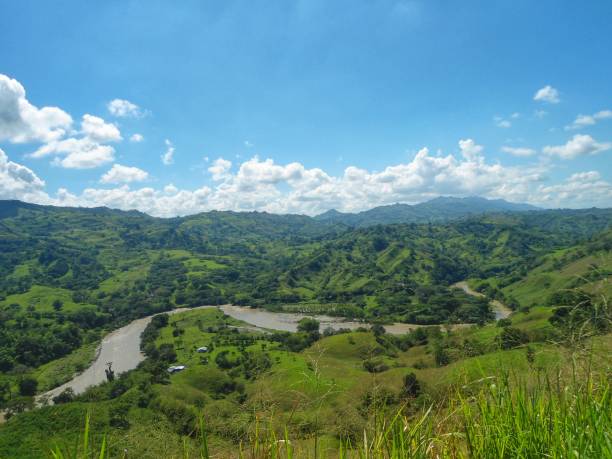 vue imprenable sur la rivière cauca, sa vallée et les montagnes de la colombie - travel nature rural scene outdoors photos et images de collection