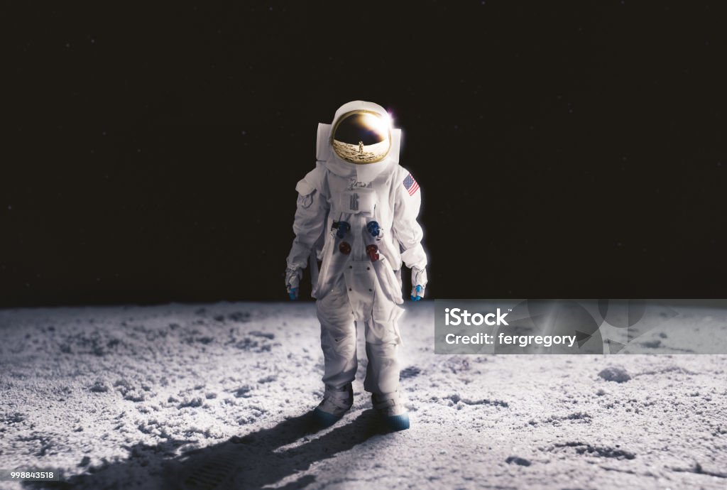 Astronauta en la superficie de la luna - Foto de stock de Astronauta libre de derechos