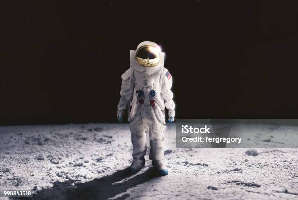 Astronauta En La Superficie De La Luna Foto de stock y más banco de imágenes de Astronauta - Astronauta, Luna, Espacio exterior