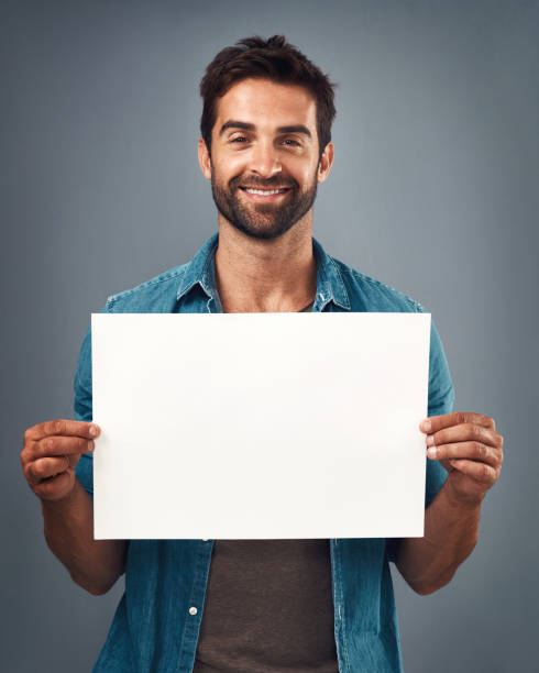 twoja wiadomość ma znaczenie - man holding a sign zdjęcia i obrazy z banku zdjęć