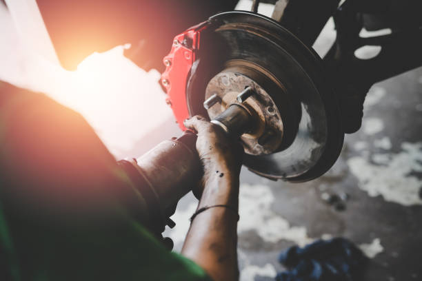 mano del meccanico dell'auto che lavora con chiave pneumatica dell'utensile nel servizio di riparazione automatica. riparazione delle ruote - disc break foto e immagini stock