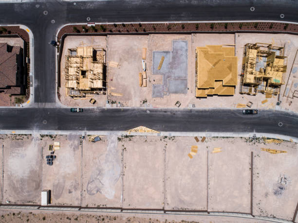vista aérea del sitio de construcción de la casa - aerial view building exterior suburb neighbor fotografías e imágenes de stock