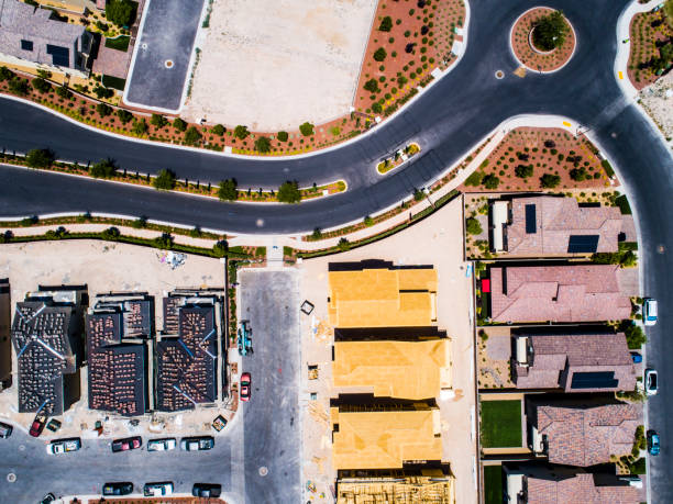 vista aérea del sitio de construcción de la casa - aerial view building exterior suburb neighbor fotografías e imágenes de stock