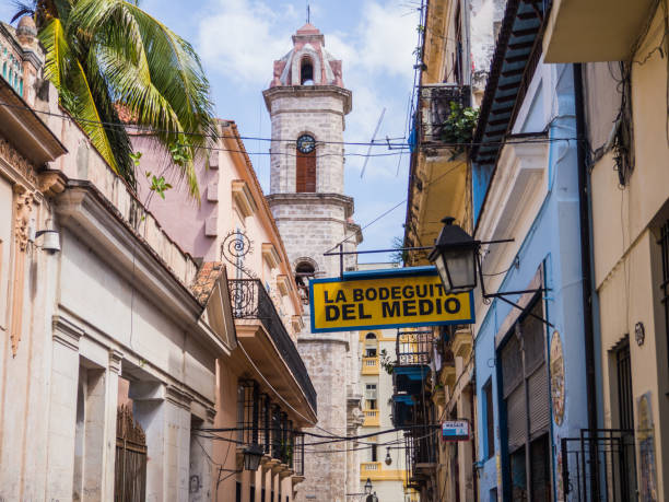 strade luminose dell'avana - havana foto e immagini stock