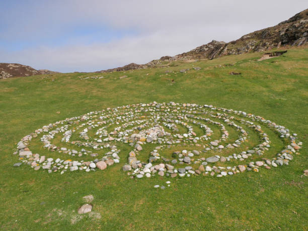 залив сент-колумба, иона, критский лабиринт - iona стоковые фото и изображения