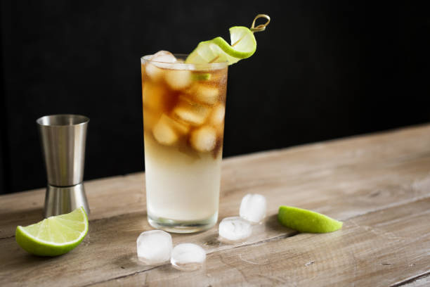 sombre et orageuse cocktail à base de rhum - whisky cocktail glass rum photos et images de collection