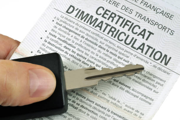 certificat d'immatriculation et clé de voiture - undefined fotografías e imágenes de stock
