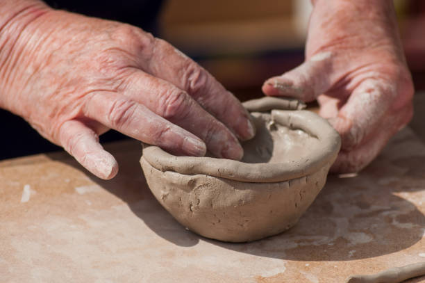 屋外で粘土陶器ボウルを作る女性の手の古い - natural form ストックフォトと画像