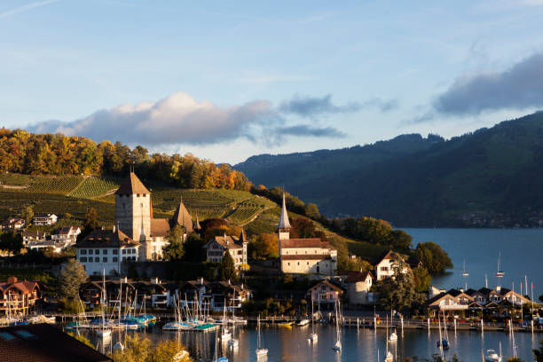 日の出、シュロス ベルン、スイス - landscape house water lake thun ストックフォトと画像