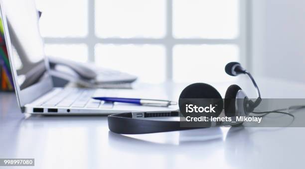 lineair Voorschrift gemeenschap Communication Support Call Center And Customer Service Help Desk Voip Headset On Laptop Computer Keyboard Stock Photo - Download Image Now - iStock lineair Voorschrift gemeenschap Communication Support Call Center And Customer Service Help Desk Voip Headset On Laptop Computer Keyboard Stock Photo - Download Image Now - iStock