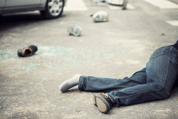 istock Person without shoe after dangerous crash with drunk car driver 999004958