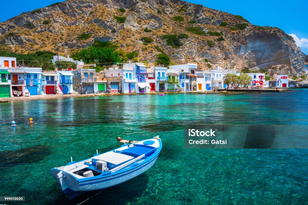 Landschaftlich reizvolle Dorfhäuser Klima (traditionelles griechisches Dorf am Meer, die Kykladen-Stil) mit aneinandergereihten - traditionelle Fischer, Insel Milos, Kykladen, Griechenland. - Lizenzfrei Milos Stock-Foto