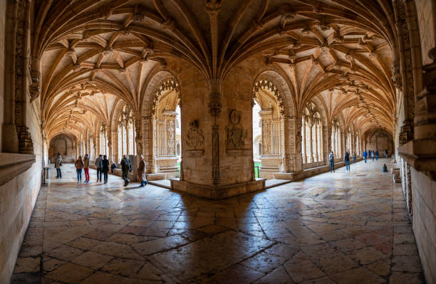pasillo interior del claustro del monasterio de los jerónimos - iluminación de techo abovedado fotografías e imágenes de stock