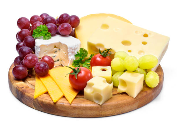 delizioso piatto di formaggio con vari tipi di formaggio - fruit and cheese foto e immagini stock