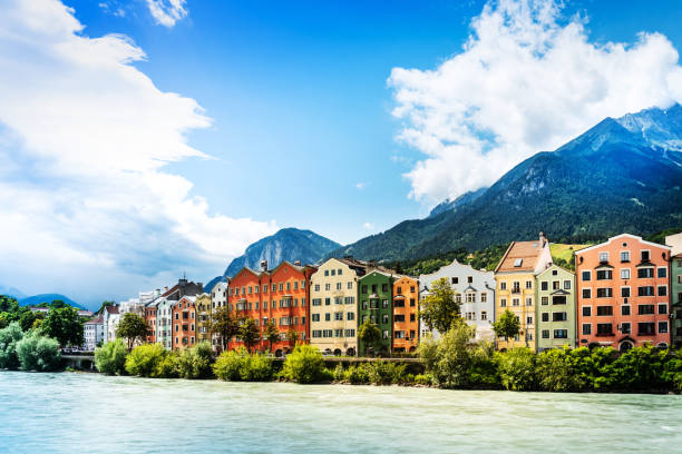 vista antica sull'edificio nel centro storico di innsbruck, austria - north tirol immagine foto e immagini stock