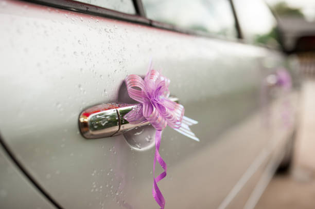 istock Flower decorations on the wedding car handle 999030510