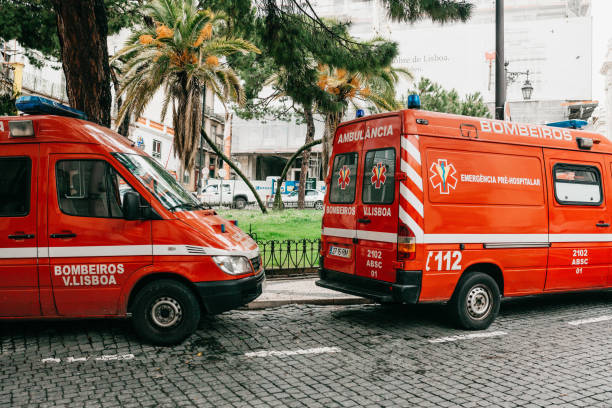 uma ambulância está estacionada em uma rua da cidade. salvação em situações de emergência e cuidados de saúde. serviço de ambulância 112. - group of people journey effort travel destinations - fotografias e filmes do acervo