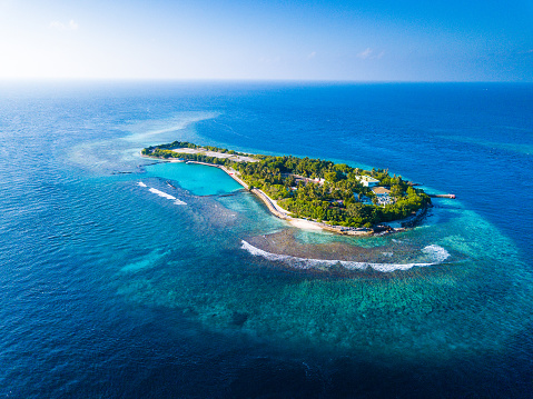 Vista aérea de isla tropical photo