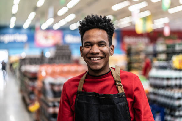 supermarket salesman portrait - sales clerk imagens e fotografias de stock