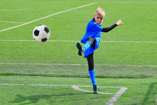 corner kick - sports uniform blue team event sports activity stock-fotos und bilder