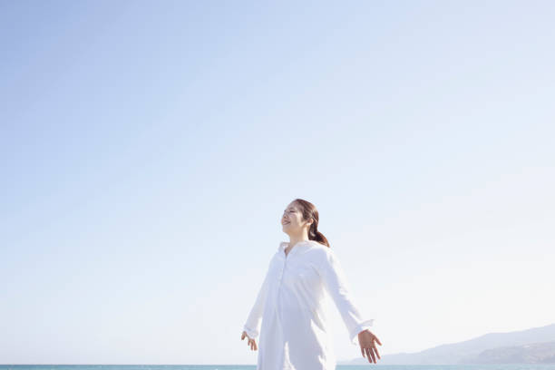 woman relaxed at seaside - clear thinking imagens e fotografias de stock