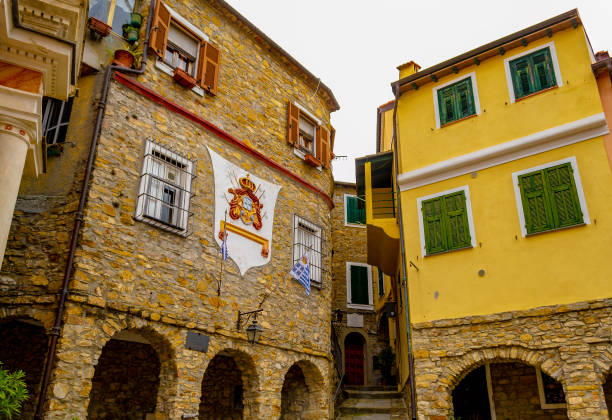 palácios de piazza san martino em seborga (imperia, ligúria, itália). - martino - fotografias e filmes do acervo