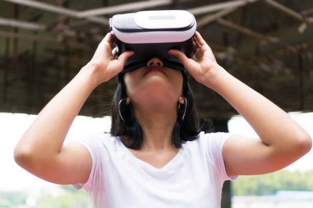 istock Asian Girl Wearing VR Helmet 999128368