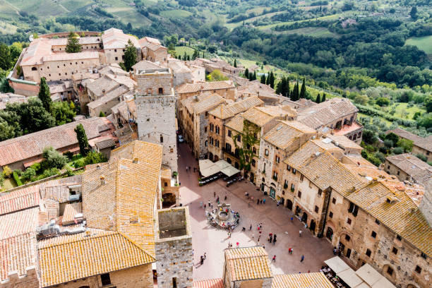 san gimignano ist eine lebendige mittelalterliche stadt in der toskana - town village panoramic green stock-fotos und bilder