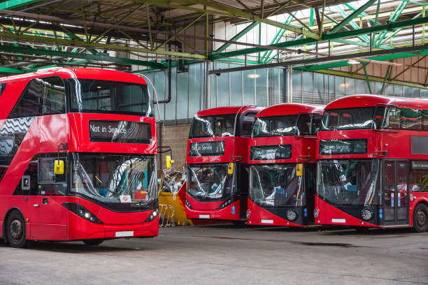 doppeldecker-busse in der garage in hackney im osten von london - bus station stock-fotos und bilder