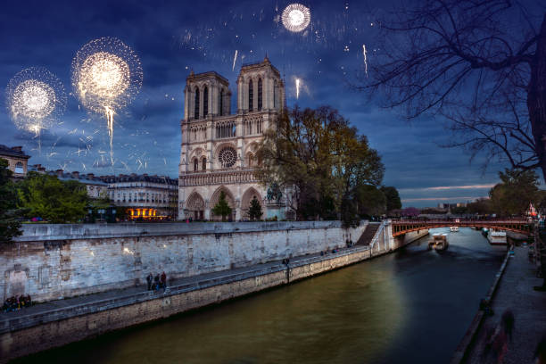 新年の大晦日の祭典の間にノートルダム ・ ド ・ パリ大聖堂 - paris france notre dame night ile de la cite ストックフォトと画像