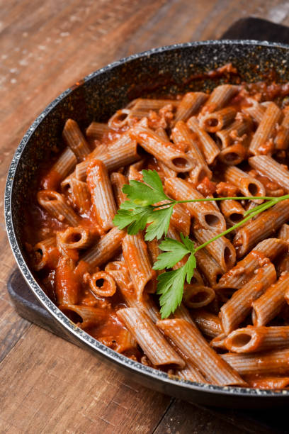 buchweizen-penne rigate alla bolognese - penne rigatoni pasta tomato pasta stock-fotos und bilder